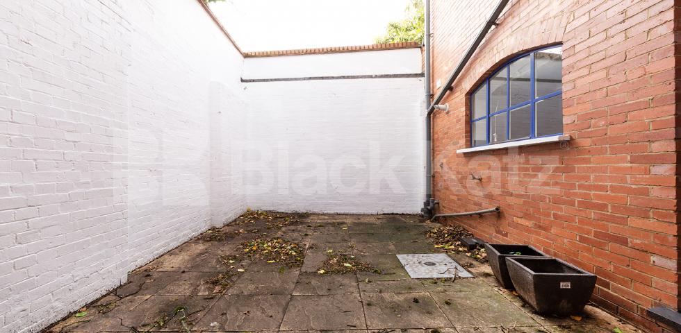 			3 BEDROOM MEWS HOUSE, 3 Bedroom, 1 bath, 1 reception Mews House			 Dove Road, CANONBURY 